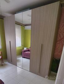 Armadio a sei ante, molto ben tenuto.