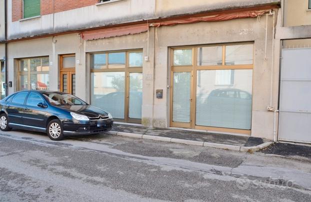 Monfalcone: locale commerciale