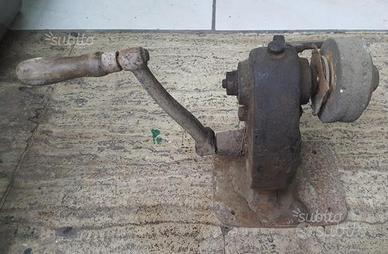 Antica mola a manovella