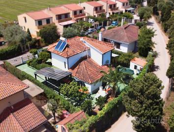 Villa unifamiliare con ampio giardino su 4 lati