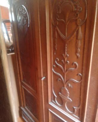 Armadio in legno massiccio