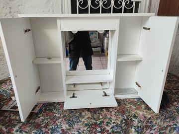 specchiera bagno con 2 lampade .