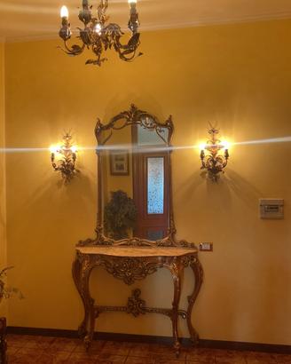 Specchiera con consolle in stile barocco.