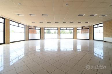 NEGOZIO A PORTO MANTOVANO