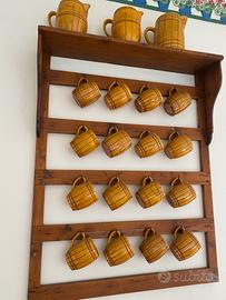 Credenze sospese con tazze e boccali