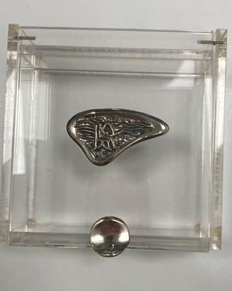 Scatola in plexiglass con fregio in argento