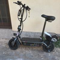 Monopattino elettrico con sedile