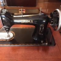 Macchina da cucire marca " Sigma "