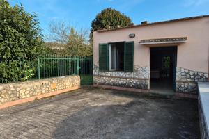 In zona urbana, fronte strada, rustico con servizi