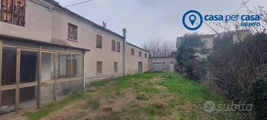 Abitazione con corte interna, garage e locale Comm