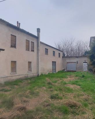 Abitazione con corte interna, garage e locale Comm