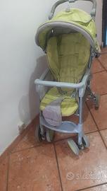 Passeggino brevi verde e grigio