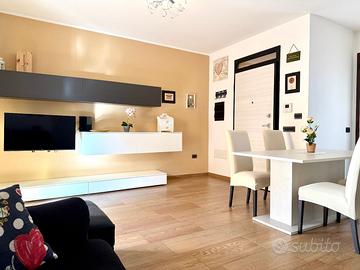 APPARTAMENTO ARREDATO CON VERANDA E GIARDINO