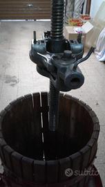 Torchio e vasche per vino