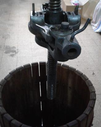 Torchio e vasche per vino