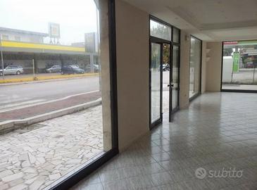 Ampio locale 5 vetrine