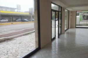 Ampio locale 5 vetrine