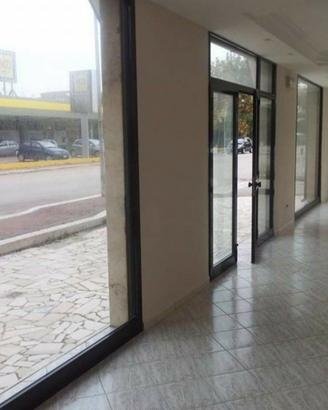 Ampio locale 5 vetrine