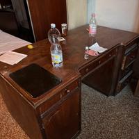 Scrivania vintage in legno massello