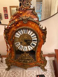 orologio da tavolo d'epoca in legno intarsiato