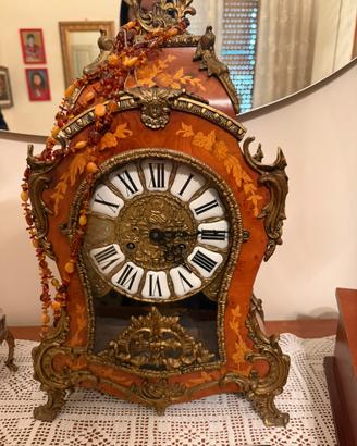 orologio da tavolo d'epoca in legno intarsiato