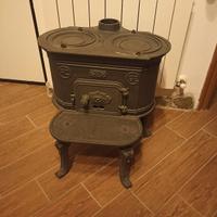 stufa d'epoca in ghisa Fonderia Corticella 