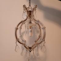 Lampadario in cristallo e gocce di cristallo