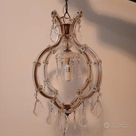 Lampadario in cristallo e gocce di cristallo