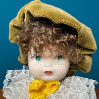 Bambola in porcellana