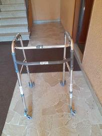 Deambulatore con ruote