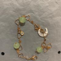 Braccialetto dorato con luna, cuori e pietre verdi