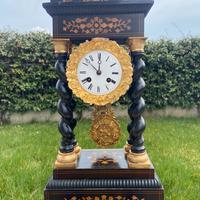 Orologio antico da tavolo con pendolo