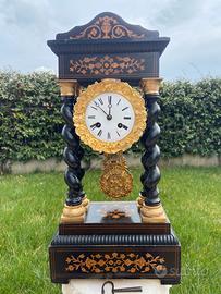 Orologio antico da tavolo con pendolo