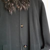 Cappotto nero con collo in pelliccia