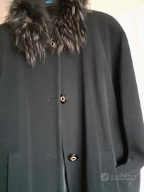 Cappotto nero con collo in pelliccia