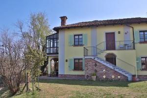 Casetta panoramica nel centro di Neviglie