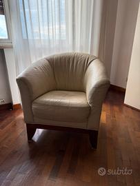 Poltrona in pelle bianca e legno