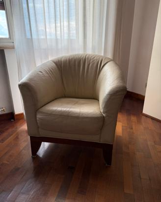 Poltrona in pelle bianca e legno