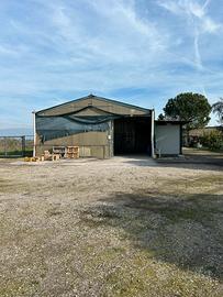 Locale Deposito con Spazio Antistante