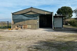 Locale Deposito con Spazio Antistante