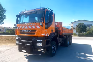 Motrice Iveco Trakker 3 assi con Gru Palfinger