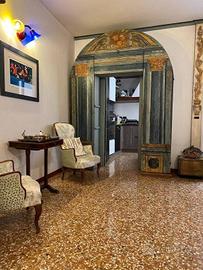 Casa indipendente di 294 m² con più di 5 locali a 