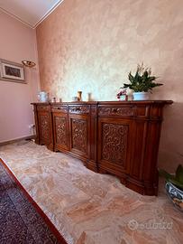 credenza in noce con ante intagliate