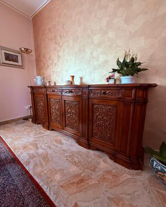 credenza in noce con ante intagliate