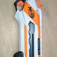 un blaster Nerf N-Strike Elite Rough Cut 2x4. 
