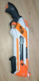 un blaster Nerf N-Strike Elite Rough Cut 2x4. 