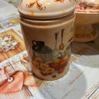 Barattolo in ceramica fatto a mano con coperchio