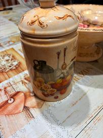 Barattolo in ceramica fatto a mano con coperchio