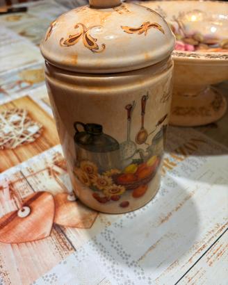Barattolo in ceramica fatto a mano con coperchio