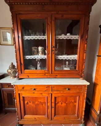 Credenza antica in legno con piano in marmo